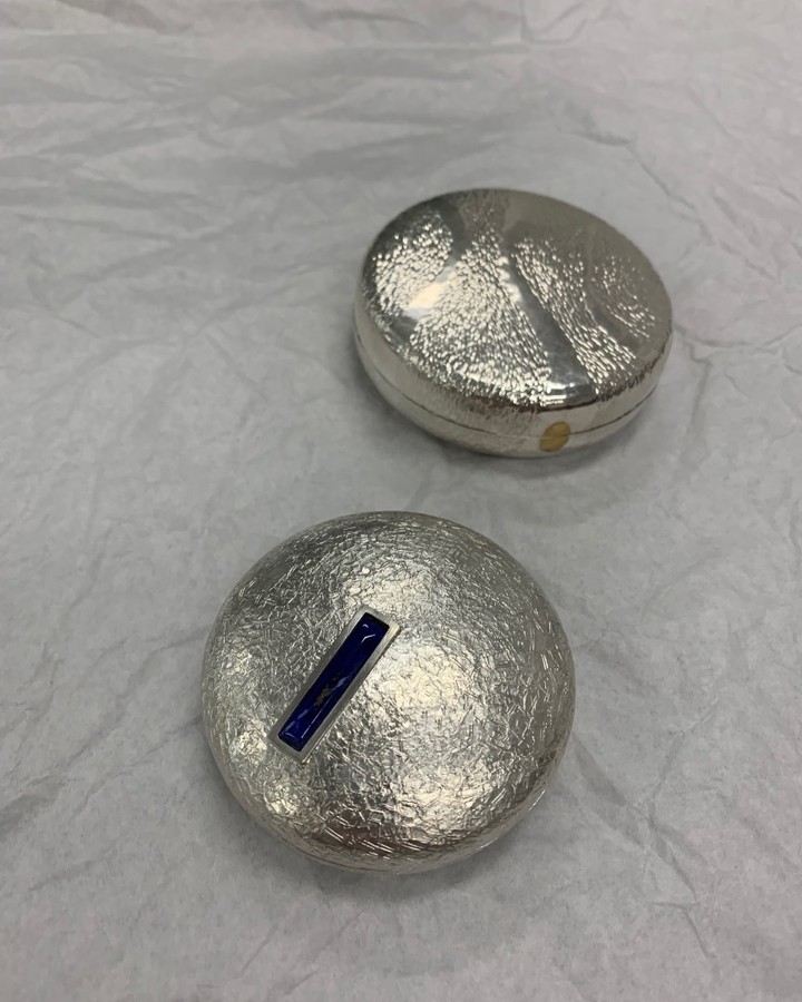 New Work - Fine silver boxes, hammered textured surfaces, one with Lapis Lazuli and the other has 18ct gold on the opening. A collection of four to six boxes in the series.
#philipnoakes #finesilver #silversmith #handmade #australianartist #contemporarysilverware